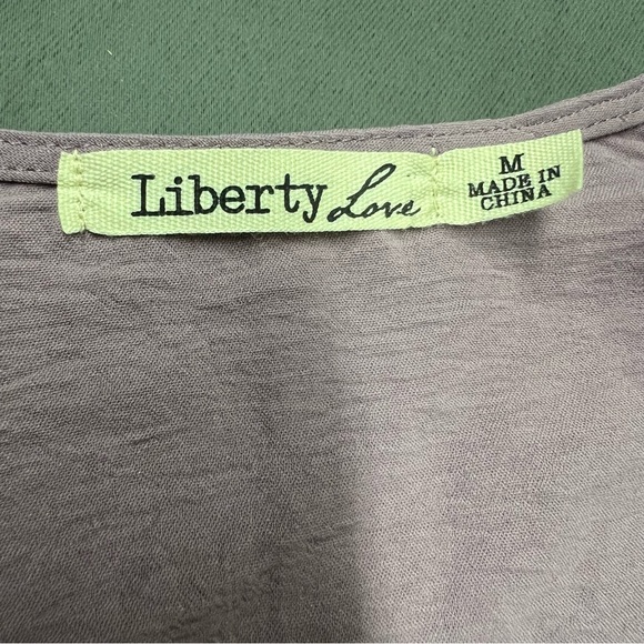 🌴Women’s Liberty Love V Neck Shirt - Picture 2 of 6